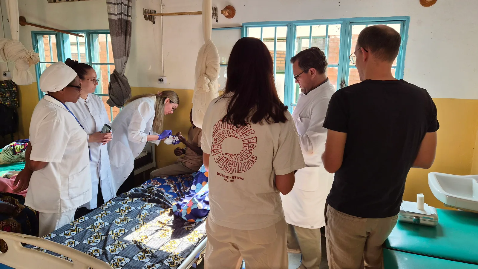 Morgenvisite mit Verbandwechsel im Remera-Rukoma Hospital in Ruanda während des Interplast-Einsatzes im August 2026