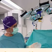 Dr. med. Frank Gruner, Facharzt für Plastische und Ästhetische Chirurgie, im OP der Westfalenklinik; Titel „Brustvergrößerung – Spannende Insights aus dem OP“