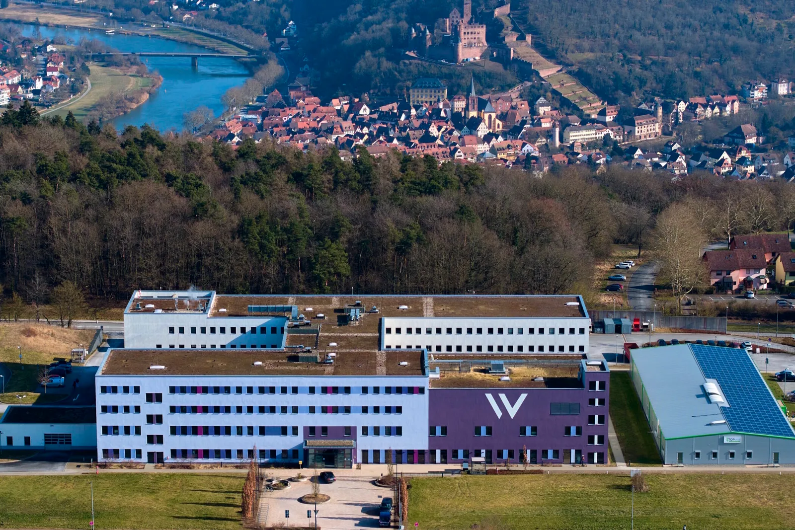Das Bürgerspital Wertheim aus der Luft, dahinter die Stadt am Main