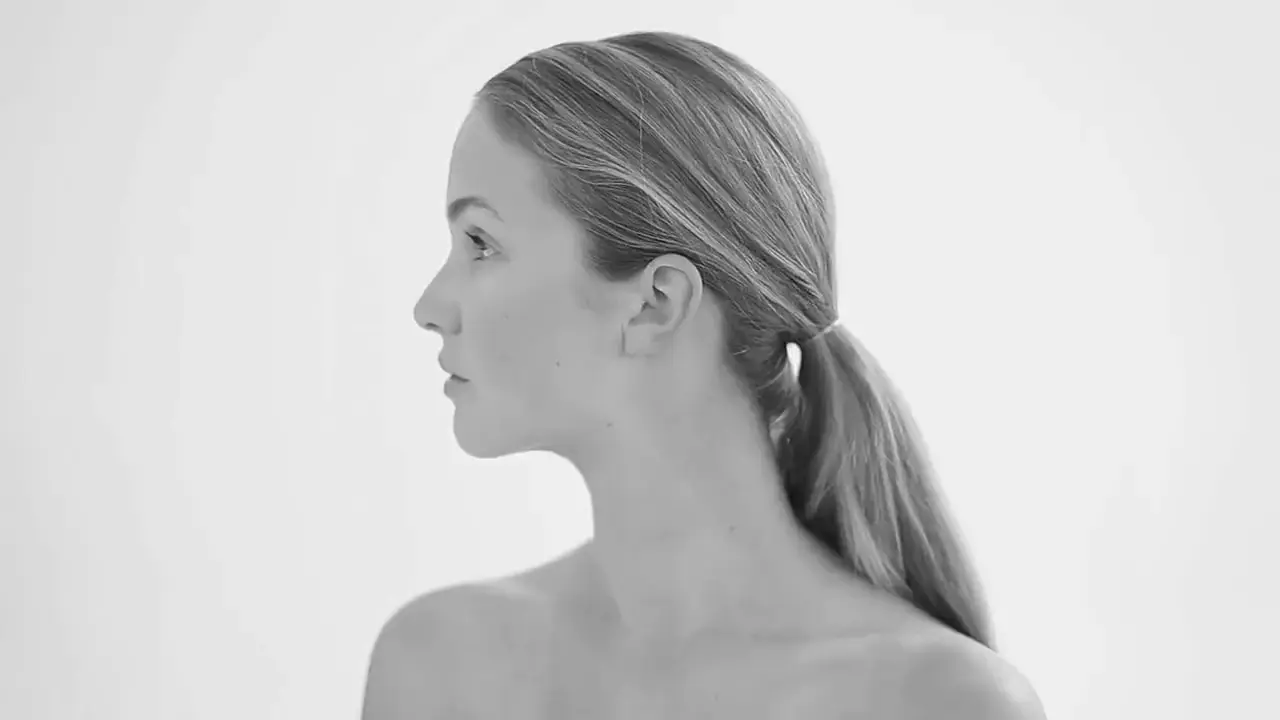 Portret van een vrouw van opzij