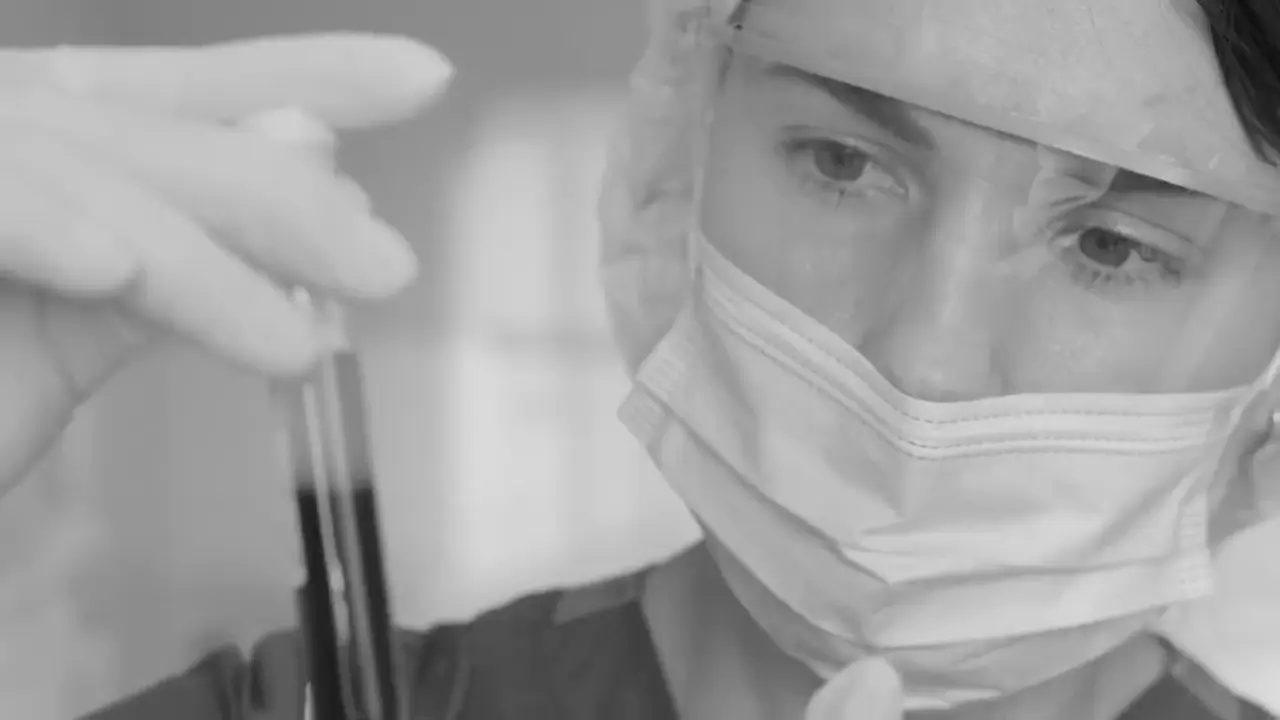 Een bloedmonster in een buisje wordt voorbereid voor het laboratorium